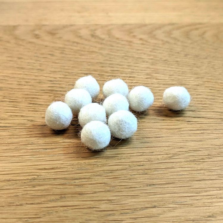 10 petites boules blanches en feutre