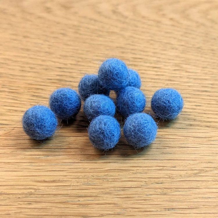 10 petites boules bleues en feutre
